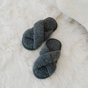 Fluffy slippers, luxurious fuzzy slippers for women and men, elegant house shoes