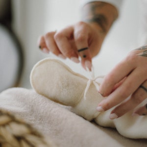 Manoplas de lana merino natural para bebé, manoplas para recién nacido, regalo perfecto para recién nacido, regalo de baby shower, adecuadas para niñas y niños, color crudo