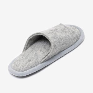 Peut inclure: Une paire de pantoufles en feutre gris avec une bordure gris clair autour des bords. Les pantoufles sont faites d'un mat&eacute;riau doux et confortable et ont un design simple et minimaliste.