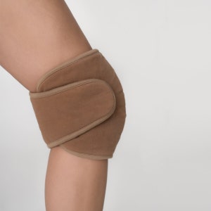 Knee compression belt with Camel and Merino wool. The natural camel and merino wool lane with velor is an indispensable helper to relieve unpleasant sensations in the knee.