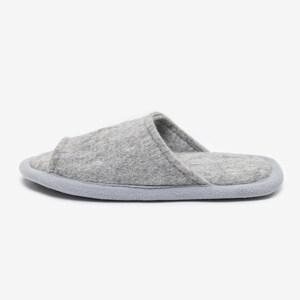 Peut inclure: Chaussons d'int&eacute;rieur en feutre gris avec un bout ferm&eacute; et un dos ouvert. Les chaussons ont une semelle gris clair.