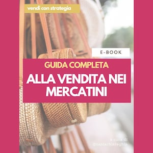 Può includere: Una copertina di e-book rosa e oro con il titolo "GUIDA COMPLETA ALLA VENDITA NEI MERCATINI" e il testo "E-BOOK" e "vendi con strategia". La copertina presenta un primo piano di borse di paglia intrecciate.