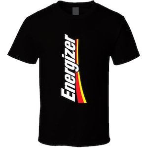 Könnte beinhalten: Schwarzes T-Shirt mit einem weißen "Energizer"-Logo und einem roten und gelben Streifen.