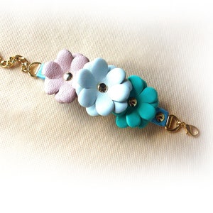Zierliches Lederarmband mit Blümchen / Lederschmuck