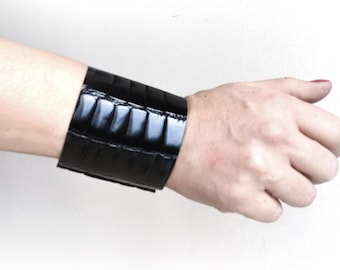 女性用ブラックレザーブレスレットまたはレザーリストバンド、クロコダイル型押しレザーカフブレスレット