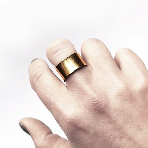 Gold Lederring als Geschenk zur Verlobung