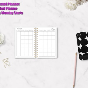 Puede incluir: Un planificador A6 sin fecha abierto, con encuadernación en espiral dorada, que muestra un diseño de calendario de marzo. El texto "A6 Undated Planner Sunday & Monday Starts" está en la parte superior. También hay una funda de teléfono negra con círculos blancos, un lápiz rosa y elementos decorativos.