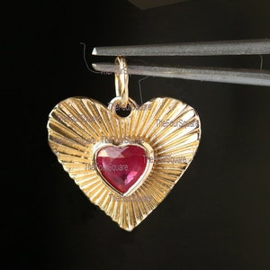 Pingente de coração de ouro sólido 14k/ Pingente de amor de rubi natural/ Pingente canelado de pedra preciosa solitária/ Pingente de amor e coração de ouro amarelo 14k