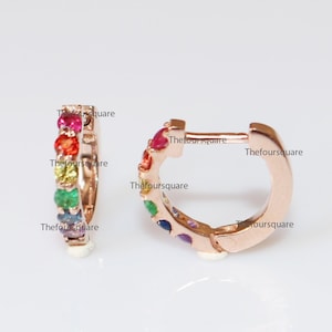 Regenbogen Multi Edelstein Huggies Ohrringe, 14k Rose Gold Hinged Creolen, 11,5 mm außen mit 8,25 mm Innendurchmesser, Weihnachtsverkauf