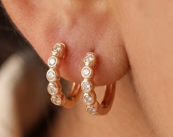 Diamant Huggie Hoop Örhängen, 5 Diamantörhängen, 14K Guld Bezel Set Hoop Örhängen, Fina Smycken, Diamantörhängen, Jubileumspresent