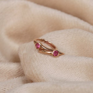 14k Solid Gold Huggies Solitaire Pink Sapphire Gold Creolen, Gold Sapphire Creolen, Huggies mit einer Einfassung, September Birthstone.