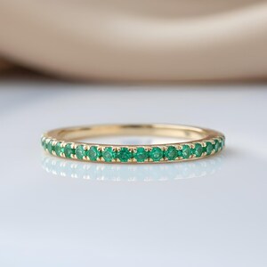 Anillo de bodas apilable con gemas de color real, mitad esmeralda genuina y mitad eternidad, en oro macizo de 14 k.