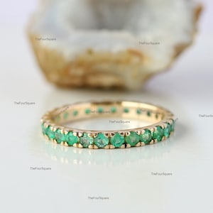 Anillo de eternidad con esmeralda auténtica / Anillo de oro amarillo macizo de 14 k / Anillo de boda apilable con piedras preciosas / Anillo de boda con esmeralda