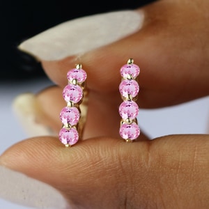 Natürliche Rosa Saphir Huggie Hoop, solide 14k Gelbgold Ohrring, 4 Sapphire Ohrringe, New Design Creolen, Hochzeit Bester handgemachter Schmuck