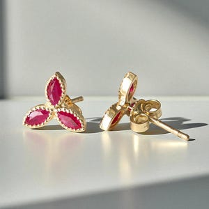 Trio Marquise Rubinörhängen, 14k guldbezel-infattade små örhängen, Milgrain-örhängen, örhängen med juli-födelsesten, örhängen med tre rubiner