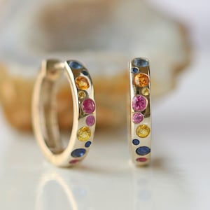 Multi Saphir Huggie Creolen, Zierliche Creolen, 14k Gold Bunte Creolen, Regenbogen Creolen, Kleine Creolen Von TheFoursquare