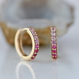 Solide 14k Gelbgold Creolen / echte rosa Saphir Ohrring / natürliche Ombre Saphir Huggie Creolen/Hebel zurück Huggie Hoop Ohrring / feiner Schmuck