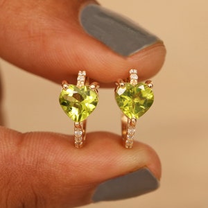 Brincos de argola minúsculos de peridoto de coração, argolas de diamante em ouro maciço 14k, argolas de hélice e cartilagem, argolas de pedras preciosas semipreciosas, presente para ela