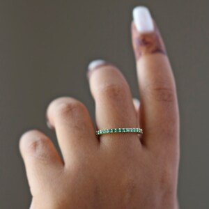 Media alianza de esmeralda natural, anillo de bodas apilable y delicado, anillo de oro macizo de 18 k con esmeralda y engaste de garras compartidas.