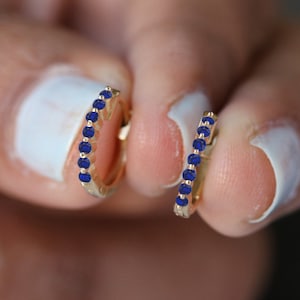 Solide 14k Gelbgold Minimalist Huggie Creolen, echte blaue Saphir Ohrring, Mini Creolen, Geburtstagsgeschenk Ohrring, handgemachter feiner Schmuck
