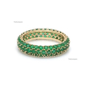 Alliance éternité trois épaisseurs émeraude, Alliance cloutée émeraude, Alliance émeraude naturelle en or massif 14 carats, Pierre de naissance de mai, Alliance empilable
