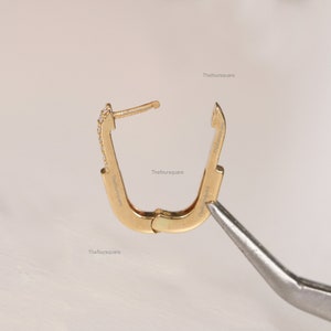 Diamantringörhängen, rektangulära Huggies i 14k massivt guld, örhängen med mikropave-diamant, jubileumspresent, art déco-örhängen, present till henne bild 9