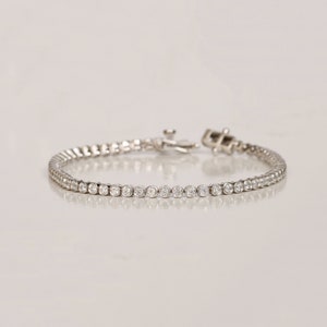 Weißer Saphir Tennis Armband, Lünette gesetzt Armband, 14k Weißgold Diamant Tennis Armband, handgemachter feiner Schmuck, Schicht Armband