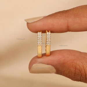 Diamantringörhängen, rektangulära Huggies i 14k massivt guld, örhängen med mikropave-diamant, jubileumspresent, art déco-örhängen, present till henne bild 6