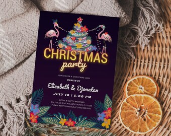 Puede incluir: Una invitación a una fiesta de Navidad tropical con un fondo azul oscuro, un árbol de Navidad decorado con flores tropicales y piñas, dos flamencos rosas y el texto "CHRISTMAS party" en letras de neón amarillas. La invitación también incluye el texto "JOIN US FOR A CHRISTMAS LUAU HOSTED BY Elizabeth & Djonatan JULY 18 | 5:00 PM NICOLE & MATT'S BACKYARD 714 OCEAN BLVD, ATLANTIC BEACH, FL 32233 PLEASE RSVP TO NICOLE AT (561) 388-5885"