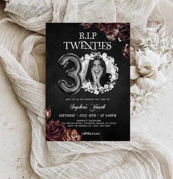 30. Geburtstag Dekoration Set 'Death To My Twenties' - Schwarz, Mit Ballons, Banner, Vorhang & Mehr