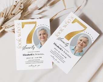 Könnte beinhalten: Eine weiße Geburtstagseinladung mit einer goldenen Glitzerzahl 7 und dem Text "look who's turning seventy". Die Einladung enthält ein Foto einer Frau und den Text "Elizabeth's 70 birthday" und "July 18 | 5:00 PM".