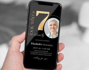 Könnte beinhalten: Schwarze und goldene Geburtstagseinladung mit einem Foto einer Frau. Die Einladung lautet "look who's 70 turning seventy" und enthält den Text "Join us to celebrate Elizabeth's 70th birthday, July 18 | 5:00 PM, Nicole & Matt's Backyard, 716 Ocean Blvd, Atlantic Beach, FL 32233, Please RSVP to Nicole at (555) 555-5555, waiting for you".
