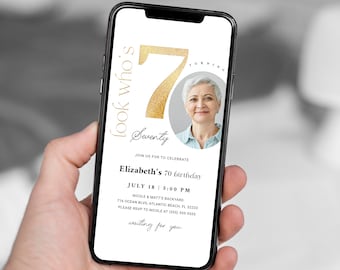 Op de afbeelding: Een witte en gouden verjaardagsuitnodiging met een foto van een vrouw. De uitnodiging zegt "look who's turning seventy" en bevat de tekst "Elizabeth's 70 birthday" en "July 18 | 5:00 PM".