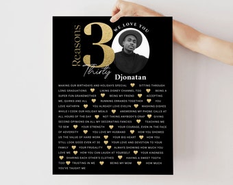 以下が含まれることがあります： 「30の理由」というテキストと人物の写真が入った、黒と金のパーソナライズされたプリント。プリントには、「誕生日や休日を特別なものにする」や「ディズニーチャンネルも好き」など、さまざまな理由が記載されています。