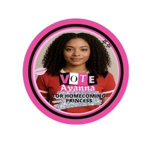 Puede incluir: Gráfico redondo rosa y negro con el retrato de una joven. El texto "VOTE Ayanna FOR HOMECOMING PRINCESS" se muestra en el centro. Incluye un labio rosa y dos estrellas.
