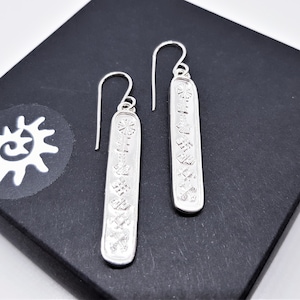 Starke heidnische Schutz-Ohrringe mit baltischen Runen in Silber und Bronze