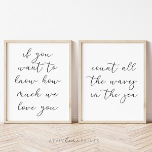 Könnte beinhalten: Zwei gerahmte Kunstdrucke mit inspirierenden Zitaten in schwarzer Schrift auf weißem Hintergrund. Einer lautet: "Wenn du wissen willst, wie sehr wir dich lieben." Der andere lautet: "Zähle alle Wellen im Meer."