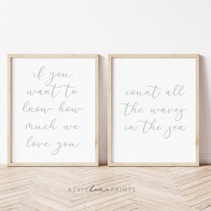 Könnte beinhalten: Zwei gerahmte Drucke mit weißem Hintergrund und grauem Text. Der linke Druck lautet "Wenn du wissen willst, wie sehr wir dich lieben". Der rechte Druck lautet "Zähle alle Wellen im Meer".