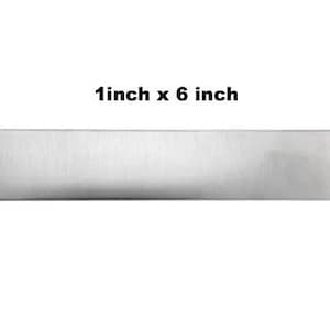 Puede incluir: Una barra de metal plateado que mide 2,5 cm por 15 cm.