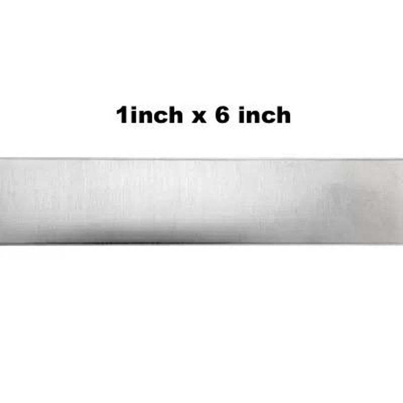 Puede incluir: Una barra de metal plateado que mide 2,5 cm por 15 cm.