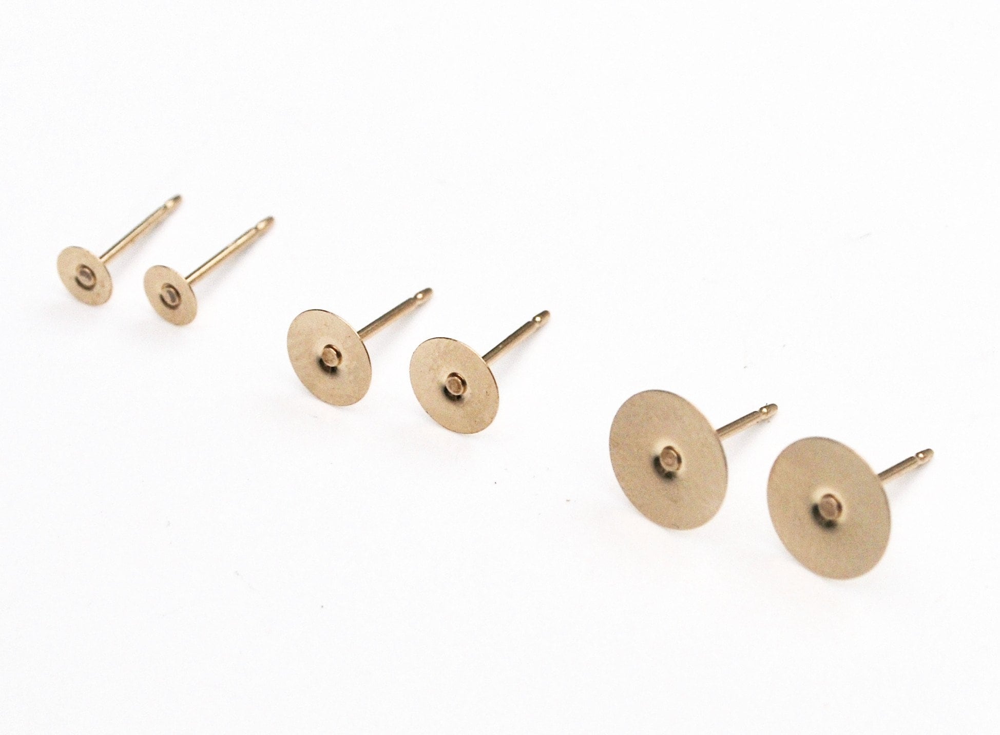 Earring Posts Stainless Steel, 1200pcs Hypoallergenic Earring Posts and Backs, Gold Flat Pad Earring Studs with Clutch for Earring Making and DIY Stud