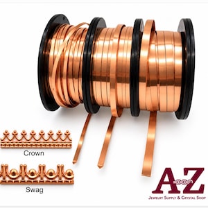 Pode incluir: Três carretéis de plástico preto enrolados com tiras de fio de cobre plano. Abaixo, são mostradas duas bordas decorativas de metal de cobre: uma rotulada como Crown com um padrão arqueado e outra rotulada como Swag com um motivo circular. O logotipo A-Z Jewelry Supply & Crystal Shop está no canto.