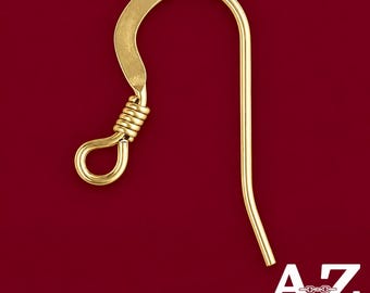 Può includere: Un gancio per orecchini color oro caratterizzato da un design a filo curvo con un piccolo dettaglio a molla avvolta sopra un occhiello circolare alla base. Il componente è per la creazione di gioielli su sfondo rosso scuro.
