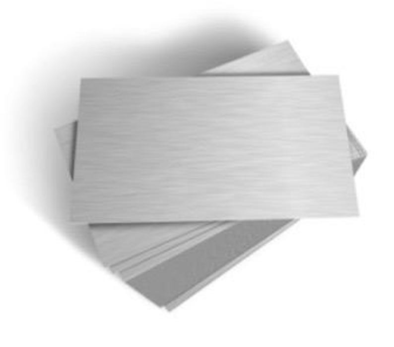 Puede incluir: Una pila de tarjetas de visita blancas en blanco con un sutil acabado plateado cepillado.