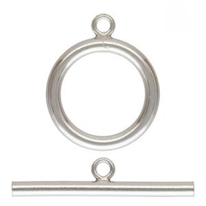 Op de afbeelding: Een zilverkleurige toggle sluiting, bestaande uit een cirkelvormige ring en een rechte staaf met een lus. De sluiting is ontworpen voor het maken van sieraden, met een eenvoudige en elegante uitstraling. Het metaal heeft een gepolijste afwerking.