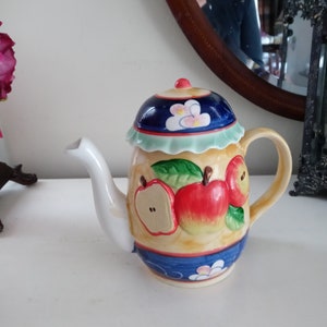 Simple Majolica Apple Teapot