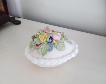 Clara de ovo de Páscoa com açúcar sólido médio