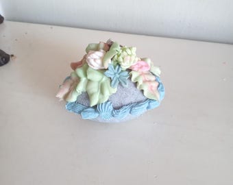 Kleines massives Zuckerei Osterei blau