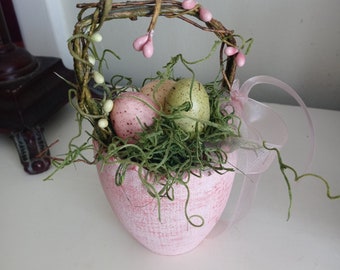 Ostereierkorb mit Eiern