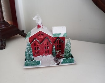 Rote Putz Pappe Dorfhaus zu Weihnachten